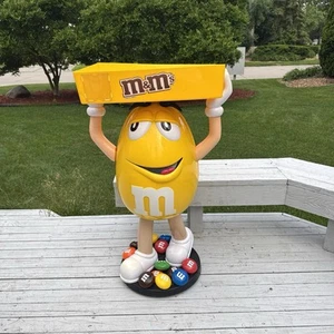 Vintage gelbe M&M Süßigkeitenladen Display Figur mit Aufbewahrungstablett rollende Räder 46" - Bild 1 von 24