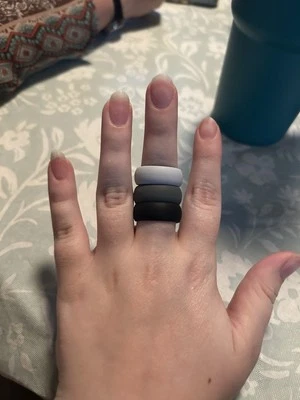 Anillos de silicona para hombre - negro, gris y gris claro Foto 1 de 2