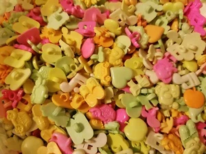 100 Stück verschiedene lustige Formen Neon Kunststoff Nähen Knöpfe Kinder Kinderkleidung - Bild 1 von 12