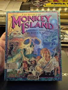 MONKEY ISLAND GAME X COMMODORE AMIGA PC IBM SU FLOPPY DISK BOX ORIGINALE - Afbeelding 1 van 11