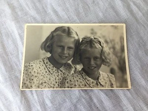 ANTIKES FOTO VON ZWEI SCHWESTERN IN PASSENDEN KLEIDERN - Bild 1 von 5