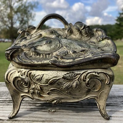 新艺术风格脚金属珠宝棺材盒 20 世纪碎花叶标记 53 — 第 1/4 张图片