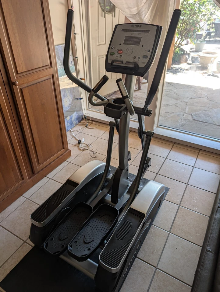 Máquina elíptica VERDADEIRA Fitness M30. Levemente usado funciona muito bem. - Imagem 1 de 4