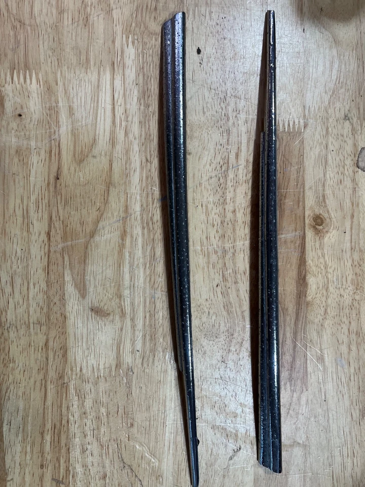 1939 Ford Deluxe upper front hood trim cat whiskers pair — 第 1/3 张图片