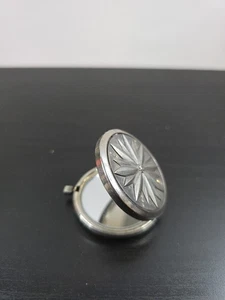 Vintage Saks Fifth Ave Silver Mimi Daisy Round Compact - Bild 1 von 5