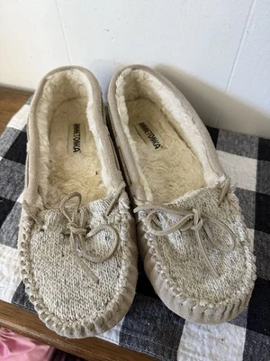Mocasines Minnetonka 10 Zapatillas Beige Gamuza Piel Sintética Usadas en Excelente Condición Foto 1 de 4