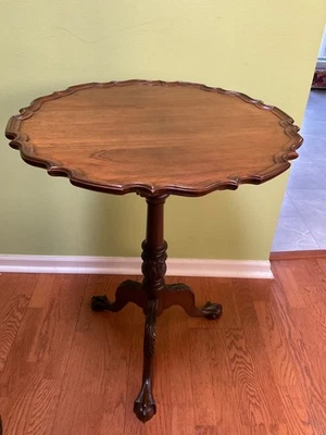 Antigua mesa inclinable corteza de pastel ¿cerezo/caoba?  Bola y garra de latón / clavado Foto 1 de 4