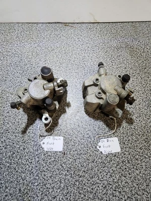 04 Juego de pinzas de freno delanteras Yamaha Bruin 350 4x4 con pastillas y herrajes usadas Foto 1 de 4