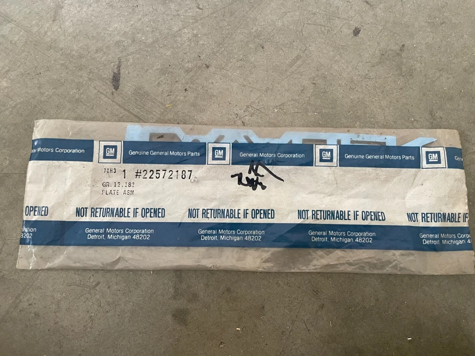 Placa Cavalier nome GM genuína para Chevrolet Cavalier 22572187 - Imagem 1 de 1