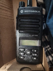 Motorola XPR3500e UHF 403-512 4W LKP MHz Digital Portable AAH02RDH9VA1AN-AMAZ - Picture 1 of 3
