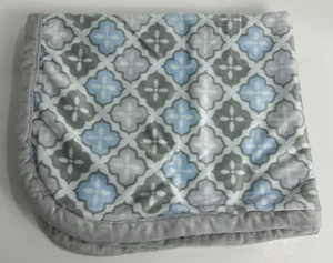 Manta bebé felpa con estampado de mosaico geométrico azul gris y blanco Mantas & Beyond - Imagen 1 de 5