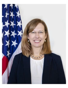 Foto retrato de la embajadora Kristina Kvien 2019 8x10 en 8,5" x 11" - Imagen 1 de 1