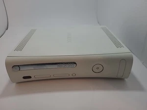 Microsoft Xbox 360 Weiß Konsole für Ersatzteile oder Reparatur nur teilweise funktioniert - Bild 1 von 11