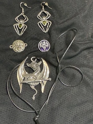 Pendientes araña gótica Alquimia de Inglaterra, luna, botón y collar sin marca usados Foto 1 de 4