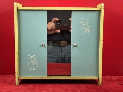 Armoire de poupée Annees 70, jouet ancien artisanal - Photo 1/4