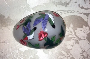 Reverse Painted Glass Egg Hummingbirds Signed BYA 1994 with Wood Stand - Picture 1 of 3
