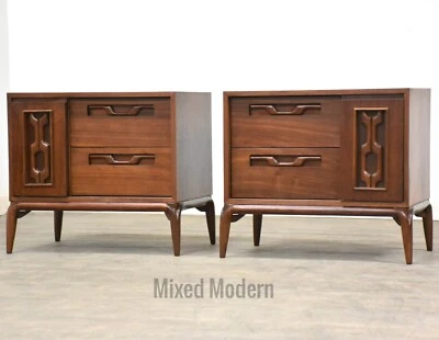 Mesitas de noche esculpidas de nogal acabado - un par Foto 1 de 4