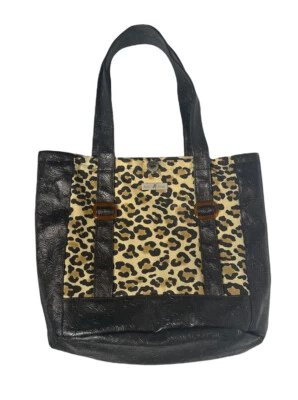 Bolsa tote Isabellas Journey preta couro sintético com estampa de leopardo animal - Imagem 1 de 4