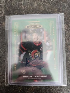 Tarjeta Brady Tkachuk 2021-22 Upper Deck Stature verde 32/50 automática # 4 - Imagen 1 de 2