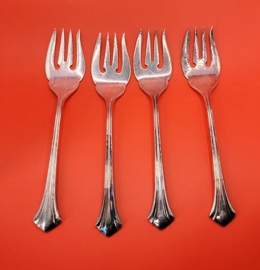 Tenedor para ensaladas Reed & Barton English Chippendale en estado usado como encontrado. Foto 1 de 4