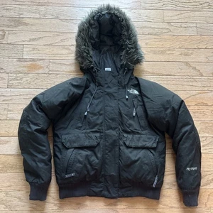 Cappotto piumino d'oca nero North Face HyVent con cappuccio pelliccia sintetica donna taglia S - Foto 1 di 14