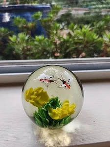 Vintage Kunst Glas Briefbeschwerer mit Schmetterlingen und Blume. gebraucht - Bild 1 von 3