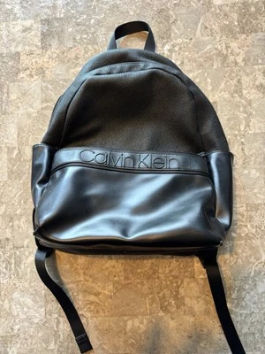 Mochila De Colección Y2K Calvin Klein Negra Imitación Cuero Repujado Trabajo Escuela Cremallera Foto 1 de 4