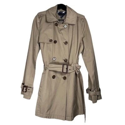 Trench coat feminino Tommy Hilfiger M marrom cintos de peito duplo ajustáveis - Imagem 1 de 4