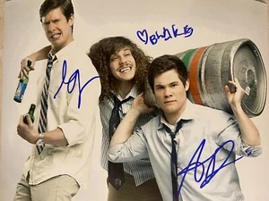 Foto autógrafa firmada por ADAM DEVINE, DIFFERENT HOLM, BLAKE ANDERSON ADICTOS AL TRABAJO 8X10 - Imagen 1 de 1