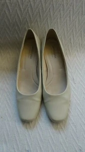 COMFORT PLUS By PREDICTIONS Ivory Women's High Heel Pumps Size 8.5 - Picture 1 of 12