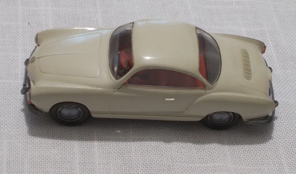 Wiking - Volkswagen Karmann Ghia Coupé Mod.143 - 1:40 - Crema - Immagine 1 di 4