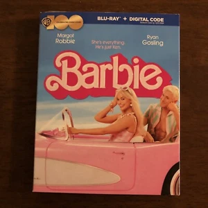 Barbie (Blu-ray, digitale Codekopie 2023) mit Slipper - BRANDNEU/VERSIEGELT - Bild 1 von 2