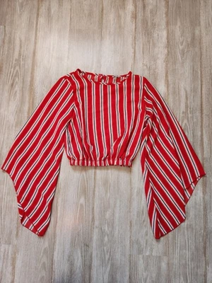 Blusa Charlotte Russe crop top listra branca vermelha cintura elástica manga sino tamanho P - Imagem 1 de 4