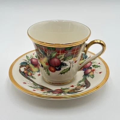Juego de tazas y platillos de té con patas Lenox Holiday Tartan Dimension Collection borde dorado Foto 1 de 4