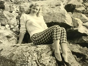 AdH) Photograph 5x7 Beautiful Lovely Woman 1950's Blonde Bombshell Posing Rocks - Picture 1 of 3