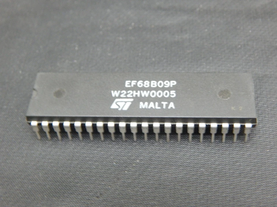 STMICRO EF68B09P 40 PIN DIP - USA SELLER FAST SHIPPING - Image 1 of 1