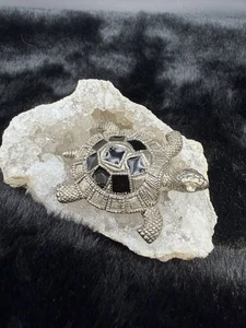 Broche prendedor tortuga con manchas de esmalte negro y estrás tono plateado - Imagen 1 de 10