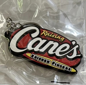 Raising Cane's Huhn Finger flexibler Gummi Schlüsselanhänger neu versiegelt - Bild 1 von 4