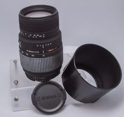 Sigma DG 70-300mm F4-5.6 Nikon F Mount DSLR Camera Zoom Lens - 1:2 Macro @ 300mm - Image 1 of 4