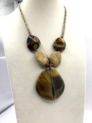 Collar grueso ojo de tigre y jaspe sintético tono dorado Foto 1 de 4