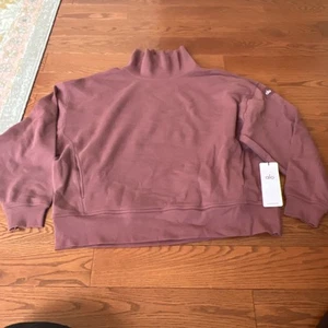 alo yoga L Nwt HAZY MOCK NECK PULLOVER $118 SOLD OUT Burgundy Truffle W3845R - Picture 1 of 10