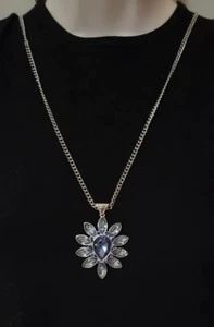 Jessica Simpson Necklace Blue Flower Faceted Glass Pendant Silvertone Chain 30" - Picture 1 of 4