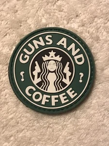 GUNS AND COFFEE LOGO PVC PATCH GRÜN & WEISS KLETTVERSCHLUSS RÜCKSEITE BRANDNEU - Bild 1 von 1