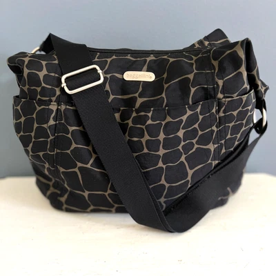 Bolso de Hombro de Viaje Baggallini Grande Estampado de Jirafa Negro con 4 Pkts Exteriores Marrón Foto 1 de 4