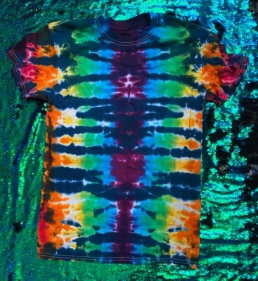 Camiseta Pequeña Arco Iris Orgullo Tigre Rayas Estilo Tie Dye LGBTQ+ Foto 1 de 4