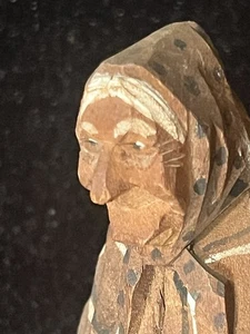 Vintage handgeschnitzter hölzerner alter Frau Grinsen Umhang Schal, weiße Haare Oma signiert - Bild 1 von 18