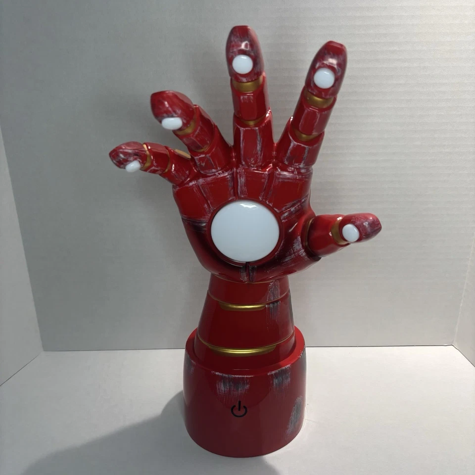 Светодиодная настольная лампа Marvel Comics Iron Man Gauntlet 14 дюймов Marvel Comics Ukonic - Изображение 1 из 4