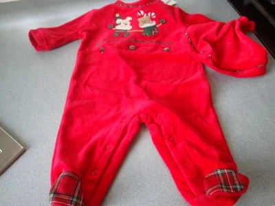 MINIWEAR NOVA COM ETIQUETAS 2 PEÇAS MY 1ST CHRISTMAS RED VELVET PLUS CHAPÉU ALGODÃO/POLI TAMANHO 0-3 MOS - Imagem 1 de 4