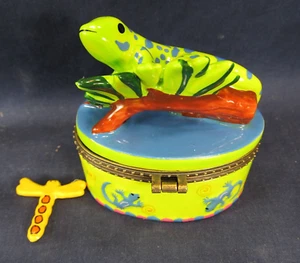 Gecko on a log ceramic trinket box - Picture 1 of 2