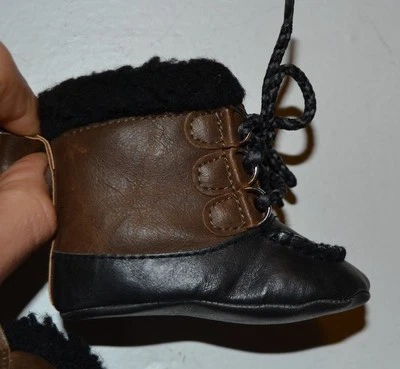 Botas de cuero sintético con ribete de piel de oveja sintética Spencer's Baby Botas de invierno Botines Foto 1 de 4